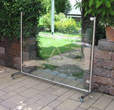 Er schützt nicht nur vor neugierigen blicken, sondern auch vor sonne, wind, regen und lärm. Mobiler Windschutz Aus Glas Lasst Sich Ganz Einfach Bewegen Und Bietet Hochste Flexibilitat Windschutz Terrasse Windschutz Balkon Terassenideen