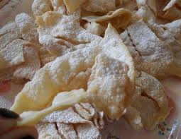 Per prepararle, la ricetta è molto simile. Chiacchiere Di Carnevale Fritte E Al Forno Dal Dolce Al Salato Con Lucia