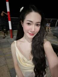 Nữ diễn viên đóng vợ trẻ, kém Mạnh Trường 16 tuổi trong phim giờ vàng VTV  là ai?