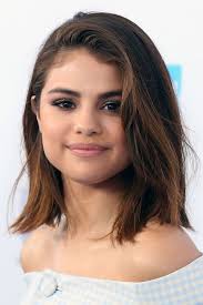 selena gomez long bob frisur dunkelbraune glatte haare smokey eyes schulterfreies top selena gomez frisur bob frisur bob frisur glatt