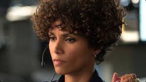 Berry is known for her cute and she has worn all kinds of hairdos but the pixie cut and other short haircuts are her favorites. Halle Berry Haircuts Short Long Hair Pixie Curly Hairstyles