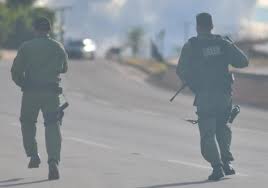 Imagens de câmeras de segurança mostram lázaro barbosa sousa, de 32 anos, na noite de domingo, caminhando em itamaracá, em águas lindas de goiás, próximo ao cerco montado pela polícia. Vida Criminal De Lazaro Comecou Em 2008 Diario Da Manha