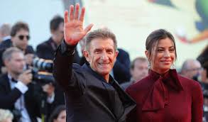 La modella e lo showman il noto conduttore di striscia la notizia ezio greggio è fidanzato da qualche anno con romina pierdomenico. Ezio Greggio Un Fisico Bestiale Merito Della Sua Giovane Fidanzata