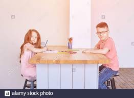 Kleiner Junge Und Madchen Zeichnen Ubung Zum Schliessen Des Schliessens Selbstgemachte Routine Stockfotografie Alamy