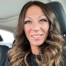 Holly Kemper's Instagram, Twitter & Facebook