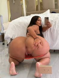 Novinha magrinha de bunda grande - Contraste perfeito