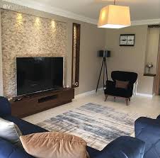 Perde koltuk renk uyumu konusunda sık şekilde yapılan hatalara düşmemek adına birkaç tane ipucunu bilmek ve bunları yerine getirme yeterli olacaktır. Pelin Hanim In Ahsap Ve Lacivert Uyumunda Sofistike Ve Sicak Evi Ev Gezmesi Ev Icin Oturma Odasi Dekorasyonu Modern Ic Mekanlar