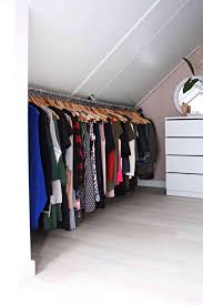 Optez pour des rideaux sur une tringle pivotante. 1001 Idees Pour Organiser Ses Vetements Avec Un Dressing Fait Maison