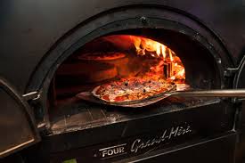 Un petit luxe culinaire qui sort de l'ordinaire pour les apprentis pizzaïolos qui voudraient ajouter un bon goût de feu de bois à leur soirée gourmande au chalet ou en glamping. Four Pizza Bois Four Pour Feu De Bois