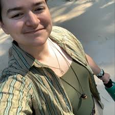 The 4 week old Guickens (or Chineas, Guins, Guin-hens) 🐦 We hatched these  guinea/Lavender Orpington creations just about a month ago and today they  upgraded from the small brooder out onto grass.