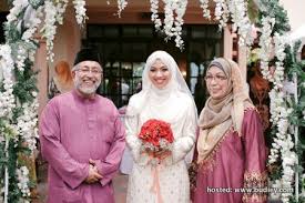 Tanyalah ustaz kerana dia yang membuat permohonan (cerai). Gambar Ustaz Don Husna Bersanding Sensasi Selebriti