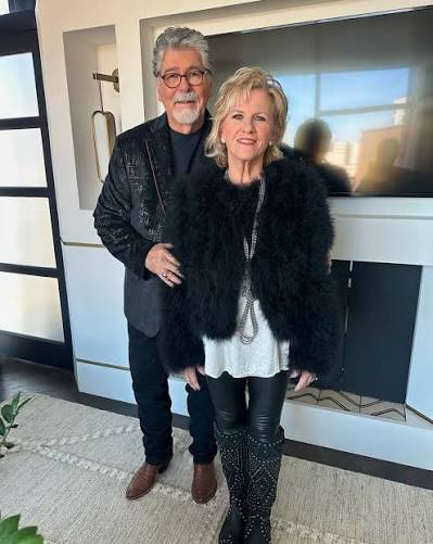 Randy & Kelly Owen are on the red carpet tonight for the Country Music Hall of Fame ceremony & Ms Kelly is rocking a 3 strand 60” Navajo Pearl from The Howling Coyote!! 💖