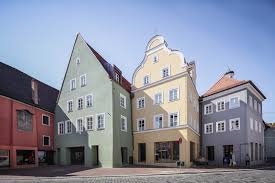 Zudem war sie einst die zentrale verkehrsachse durch die stadt und verbindet einige der wichtigsten sehenswürdigkeiten landshuts. Umbau Altstadthauser Landshut Architekturburo Leinhaupl Neuber