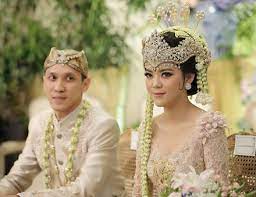 Tanpa adanya unsur rekayasa, kebisaan mereka ini pun jadi ajang 'curhatnya' para makhluk halus yang masuk ke dalam tubuh mereka. Cantiknya Riana Rizki Adik Risa Saraswati Yang Juga Punya Kemampuan Supranatural