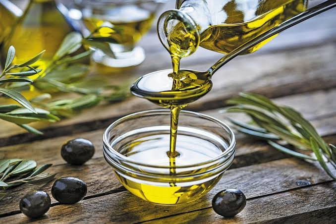 Dầu Oliu: Tác dụng, cách dùng và những điều cần lưu ý