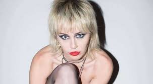 Miley ray cyrus, урождённая де́стини хо́уп са́йрус (англ. Miley Cyrus Has A Unique Way To Decorate Her Lavish Home Entertainment News Wionews Com