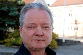 Med i politikken fra 2003. Nå ber han om fritak