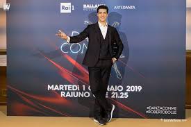 Dal 29 al 31 dicembre torna a trieste per festeggiare con il pubblico triestino un. Rai 1 Inaugura Il Nuovo Anno Con L Etoile Dei Due Mondi Roberto Bolle