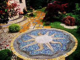 Um den garten mit einem mosaik zu verschönern, sind ihrer fantasie keine grenzen gesetzt. Mosaik Im Garten Inspirierende Bilder Aus Stein Gemalt