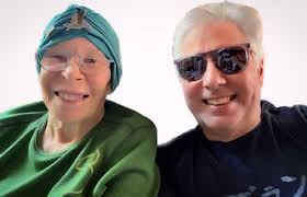 Rita Lee faz rara aparição em publicação do marido e ganha elogios:  'Aqueceu nossos corações'