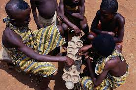 El gurrufío es un juguete tradicional venezolano compuesto por una tapa de botella de gaseosa aplanada y ensartada. Juegos Africanos Tradicionales Uagadou Colegio De Magia Amino