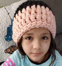 I made my granddaughter a hat: one side with the colors of her  handballteam, the other side with the colors of her favourite soccer club