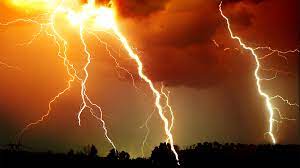 Ineens slaat het weer om en valt de regen met bakken uit de lucht. Onweer Doe Dit Niet National Geographic Junior