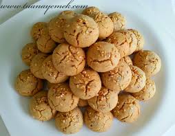 malzemeler 1 su bardagi tahin 1 su bardagi sivi yag 1 su bardagi pudra sekeri 1 su bardagi ince kirik cevi tatli kurabi ye yemek