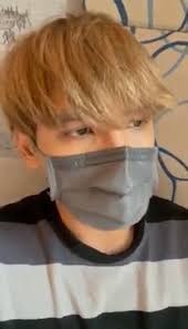 了什麼事情。 ▼ ▲ 陳零九確診新冠肺炎。 另外還附上影片，內容則說：「哈囉大家好我是零九，我現在人在防疫旅館，沒錯，就是我新冠肺炎確診了，我在四天前發現自己呼吸有困難，夜晚有點喘不過氣， Ypfe2kuht5uf3m