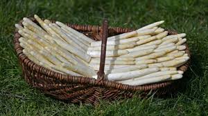 Gerade jetzt, wo der frühling und damit auch die spargelzeit immer näher rückt, möchte man das natürlich ganz. Spargelsaison 2021 Spargelzeit Hat Begonnen Wann Und Wo Gibt S Jetzt Deutschen Spargel News De