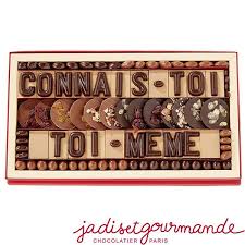 Boite Message A Composer Lettres En Chocolat Noir Avec Un Socle En Praline Et Gianduja Palets Aux Fruits Secs Rais Chocolat Chocolat Artisanal Chocolat Noir