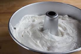 Gateau Des Anges Avec Creme Fouettee Et Coulis De Fruits Rouges Recipe Desserts Food Icing