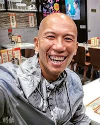 ️ 華星冰室有一位工作了超過10年的員工，她叫芳芳☺️ 芳芳是華星上下都一致認同的傑出員工， 她在華星當洗碗工作的10年期間，從沒請假，從不遲到 而且她一直默默努力做好她的崗位，也沒怨氣，正能量滿滿 ️ 在這個流失率高的餐飲行業， 其實樓面、收銀、洗碗工也面對很大的流失率. å½­æ‡·å®‰æœˆä¸­çµå©šä¸€åˆ‡å¾žç°¡ 20200403 Showbiz æ˜Žå ±olç¶²