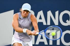 Fans cheering for Iga ?wi?tek