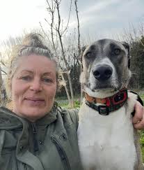 Mon der kommer en lækker flue forbi her, på er tidspunkt?” 😛 Frøen på  billedet er en Grøn frø  https://www.naturhistoriskmuseum.dk/viden/naturlex/krybdyr-og-padder/gr%C3%B8n-fr%C3%B  Kærlig hilsen Karin ❤️🌍❤️