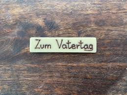 Jeder grund ist gut, sich aneinander zu erinnern und sich gegenseitig glück zu wünschen. Schokoaufleger Zum Vatertag Weiss 8 X 2 Cm 6 Stuck