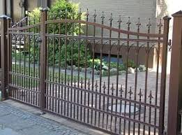 Dieses Schon Verzierte Schmiedeiserne Tor Und Die Pforte Wurden Mit Einer Einer Glimmernden Bronzenden Ral Zaunfarbe Versehen K Haus Und Garten Zaune Aus Polen