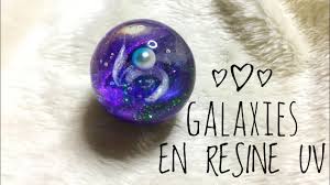 Je me posai sur l'accoudoir d'un canapé. Tuto Faire Des Galaxies En Resine Uv Youtube