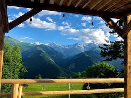 ჰეშკილის ქოხები •... - ჰეშკილის ქოხები • Heshkili huts