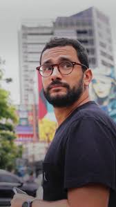 Já pensou em um documentário que mergulha nas perguntas da existência  humana, criação de arte, e o porquê existimos?, Dust & Color explora essas  perguntas através dos olhos de artistas que encontram ...