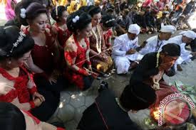 In nature worship, a nature deity is a deity in charge of forces of nature, such as a water deity, vegetation deity, sky deity, solar deity, fire deity, or any other naturally occurring phenomena such as mountains, trees, or volcanoes. Tradisi Jelang Tutup Bulan Suro