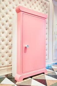 Hd00:07雨の中、カフェのガラスのドアの後ろに「ウェルカムバック」というサインの付いたライトボックス。 検疫の後、また開店しました。 トラッキングマーカーとchromakey mockupの緑の画面。 ウェブストアでのオフィス workerショッピングまたはpadでの作業. Gwkypppj80rd6m