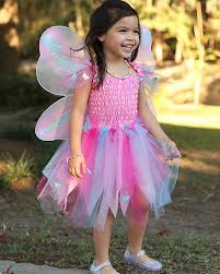 Abito con mantello in satin fantasia per formare la parte superiore delle ali con fasce elastiche da legare ai polsi. Great Pretenders Costume Da Farfalla Multicolor Comprende Abito Ali E Bacchetta Bambina