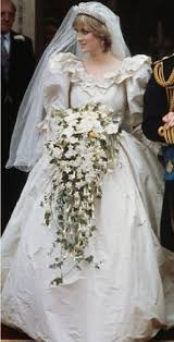 (26.05.2015) alle wollen lady gaga's hochzeitskleid designen! 16 Legendare Hochzeitskleider Die Wir Nie Vergessen Werden Princess Diana Wedding Dress Diana Wedding Dress Princess Diana Wedding