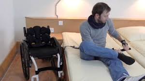 .dement kranke 88 jährige mutter eine 24 stunden kann nicht mehr laufen, kann aber problemlos mit einem lifter aus dem bett in den rollstuhl gesetzt werden. Rolli Bett Rolli Transfer Mit Schuhe An Und Ausziehen Youtube