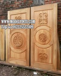 Jika daun pintu yang anda pesan tidak sesuai dengan kusen pintu pada rumah hunian anda maka tentu saja berakibat fatal dan pintu anda menjadi tidak menarik. Model Daun Pintu Jati Minimalis Kuno Ukiran Model Pintu Minimalis Rumah Kamar Utama Kupu Tarung Terbaru Dari Kayu