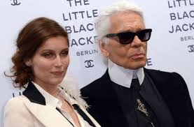 Laetitia casta crazy amazing in an interview on french tv 1999. The Little Black Jacket Laetitia Casta Und Karl Lagerfeld Eroffnen Foto Schau Panorama Stuttgarter Zeitung