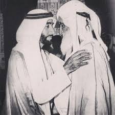 المغفور لهم بأذن الله تعالى الشيخ زايد بن سلطان آل نهيان و الشيخ راشد بن حميد بن عبد العزيز النعيمي رحمهم الله في لحظة تبادل التحية shy photo pics history