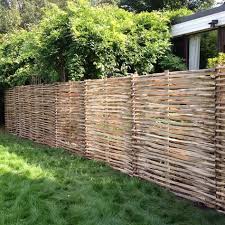 handgevlochten kastanjehout kastanje rasterwerk hekwerk afsluiting afsluitingen poorten maatwerk poorten pale schutting tuin tuin ideeen tuinomheining