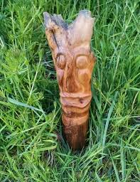 Magnifiquement Esprit Bois Sculpte A La Main Toutes Les Sculptures En Bois Ont Ete Crees Avec Juste Un Couteau Papie Sculpture Garden Sculpture Outdoor Decor